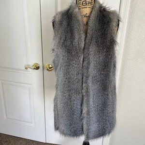 Banana Republic Women's faux fur vest in soft greys & neutrals Size S